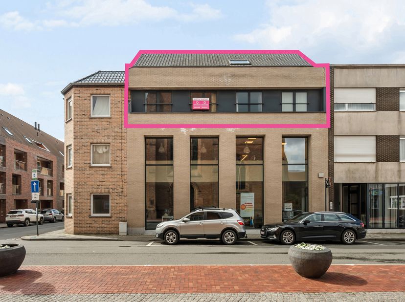 Deze instapklare duplex is gelegen vlakbij het centrum van Roeselare. Je kan perfect op de gelijkvloerse verdieping van de duplex wonen.<br />
Op de g