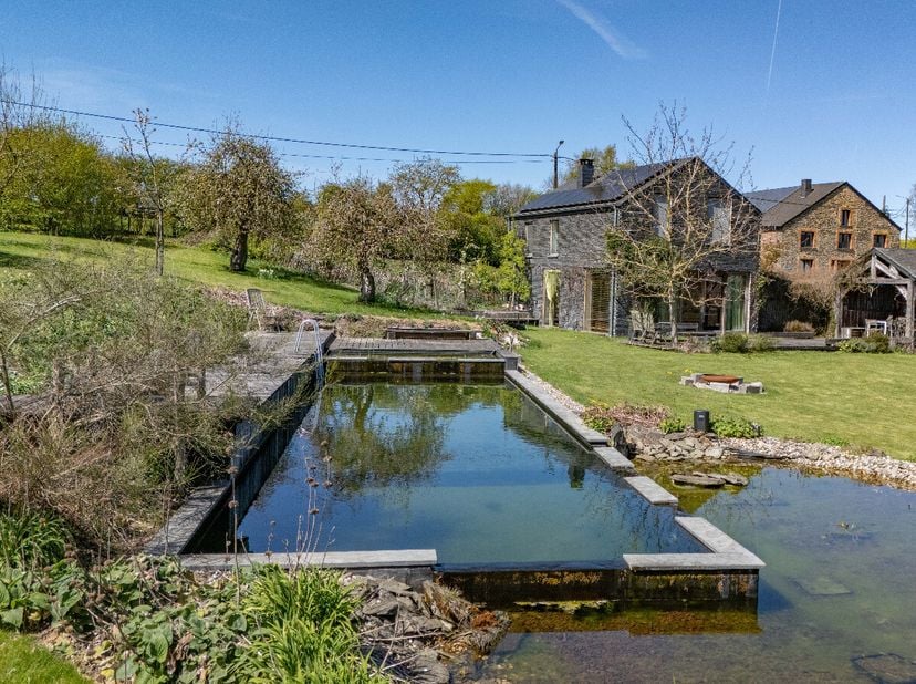 Lagence ERA BLUX vous présente cette superbe maison 4 façades située à Bonnerue (6660 Houffalize). Avec une surface habitable de 160 m², elle offre un