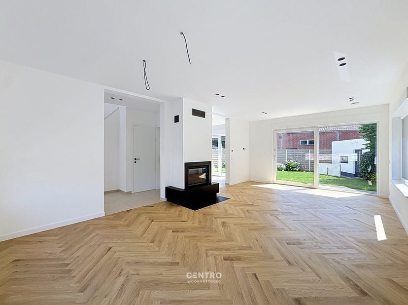 Volledig gerenoveerde gezinswoning met 4 slaapkamers, ZUIDgerichte tuin en ruime garagebox te Staden!<br />
<br />
Op een vlot bereikbare locatie in S