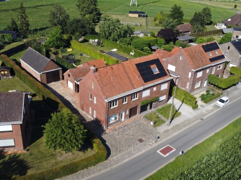 Bâtiment semi-ouvert avec stockage !<br />
<br />
Aménagement : hall d'entrée avec WC visiteurs, espace de vie lumineux avec cheminée. Cuisine, pièc