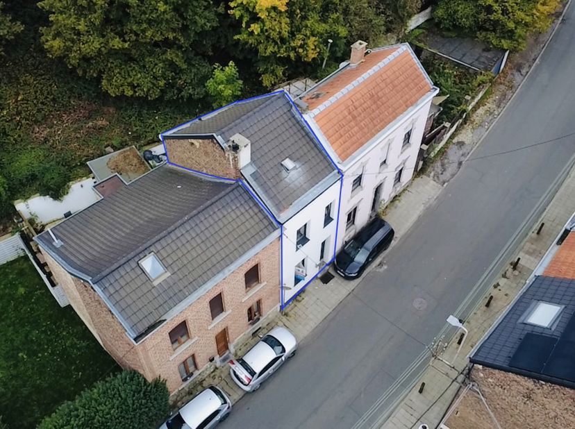 L'agence Skyimmo est ravie de vous présenter cette superbe maison entièrement rénovée, idéalement située à Jupille. Ce bien se compose comme suit :<br