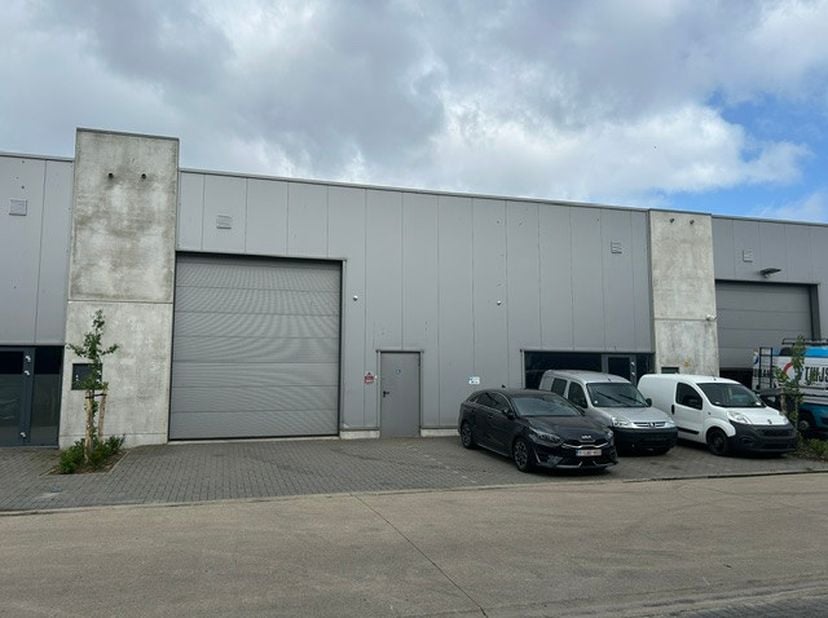 Deze&amp;nbsp; bedrijfsunit heeft een oppervlakte van 373 m2 met een inpandig kantoor (opp.36 m2) en toilet gelegen op het gelijkvloers. Het pand is gebou