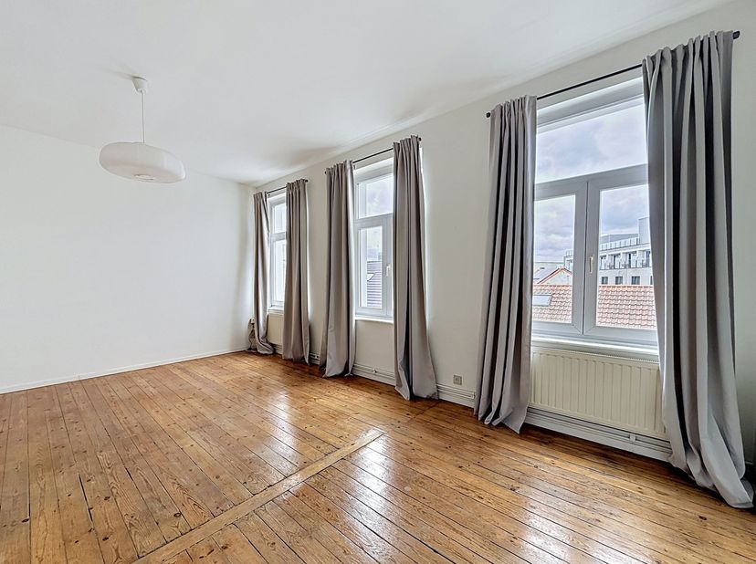 CH.IXELLES / FERNAND COQ : Idéalement situé à proximité de toutes commodités, bel appartement une chambre, séjour lumineux, cuisine super équipée, bal