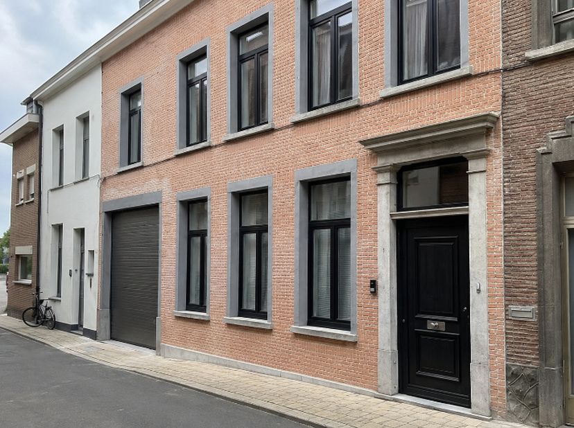 Op amper 50 meter van de Scheldekaai in Temse, in de onmiddellijke nabijheid van winkels, restaurants en op wandelafstand van de markt, verschuilt zic