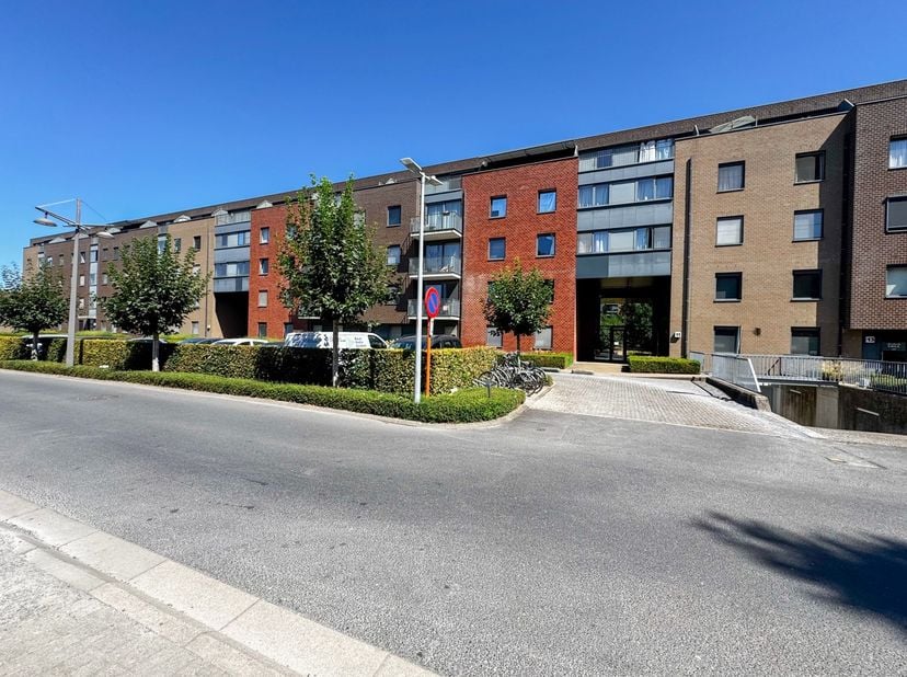 In het hart van Aalter, aan de achterkant van het gebouw en met zicht op het groen, bevindt zich dit mooi onderhouden en instapklare appartement op de