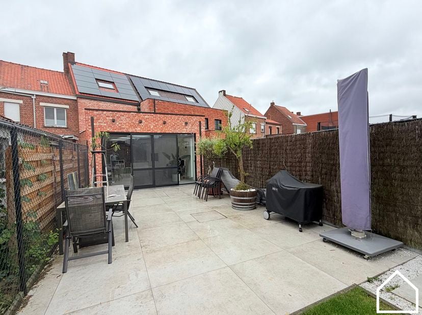 Ligging<br />
<br />
Deze grotendeels gerenoveerde woning combineert comfortabel wonen met een uitstekende energieprestatie. Dankzij de achteruitweg v