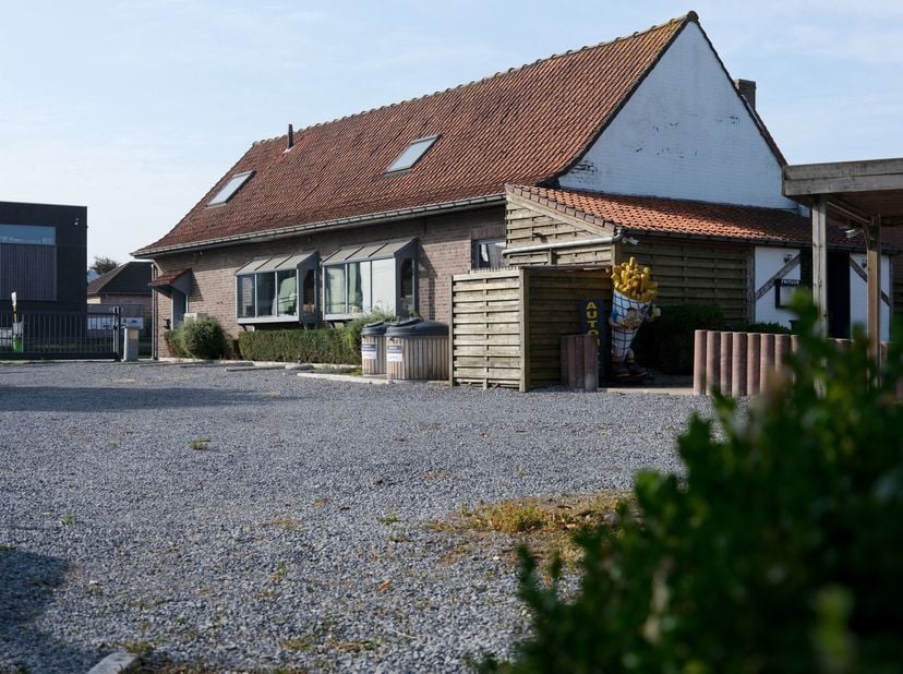 Ruime woning met mogelijkheid om commerciële activiteit uit te baten. Perfect gelegen midden op het grote rondpunt in Westrozebeke-Staden.<br />
Wonin