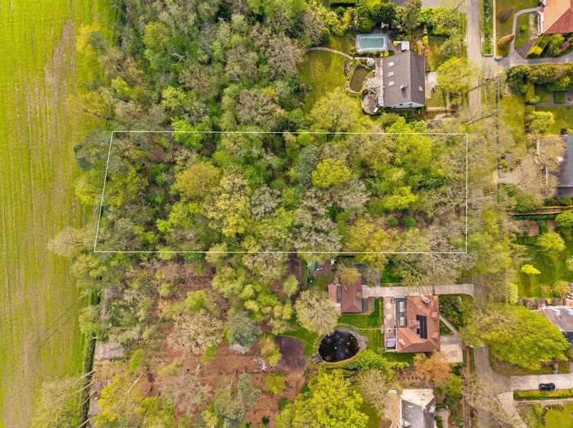 Rustig gelegen bouwgrond in een residentiële verkaveling en met een oppervlakte van 3.585m². Geschikt voor het oprichten van een open bebouwing voor é