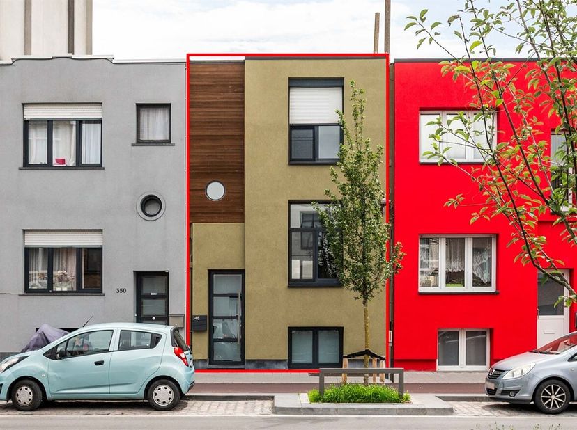 Deze woning is gelegen aan de recent heraangelegde Lakborslei in Deurne en geniet van een uitstekende, centrale ligging. Scholen, buurtwinkels, superm