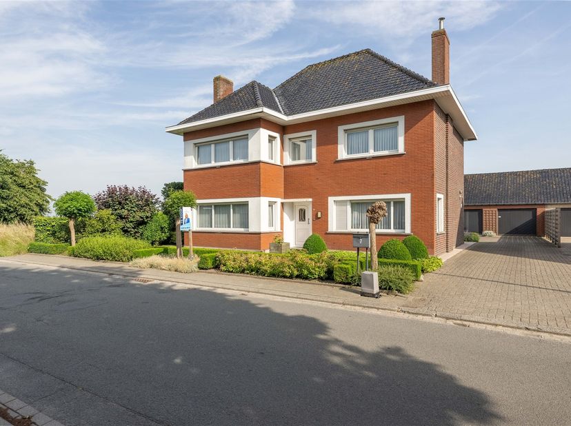 KIJKDAG ZA 11/07 | VRIJSTAANDE WONING MET 4 SLAAPKAMERS, DUBBELE GARAGE EN ZONGERICHTE TUIN MET LANDELIJK ZICHT<br />
Deze karaktervolle woning is ge