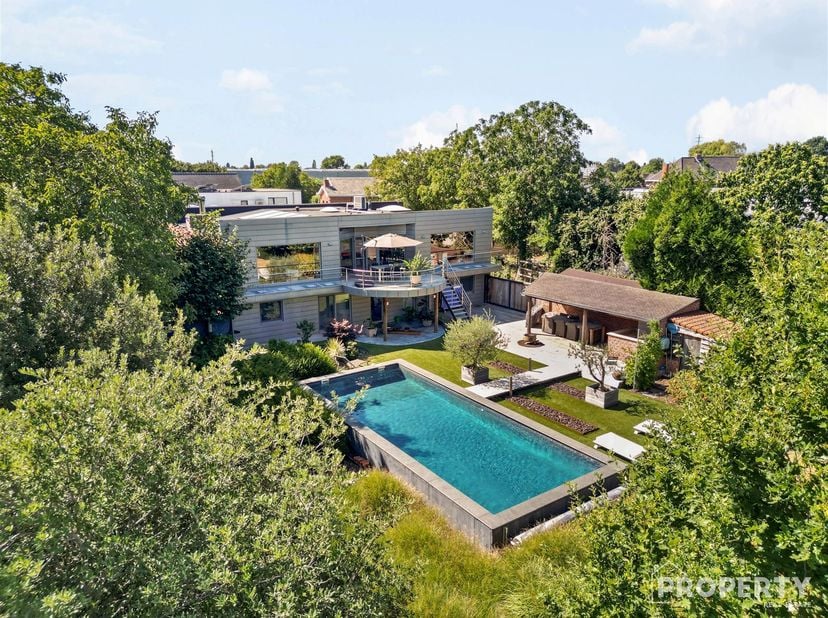 Uitzonderlijke eigendom met loods, verhuurd appartement en luxueuze woning in Deerlijk!<br />
<br />
 Deze uitzonderlijke villa in Deerlijk combineert