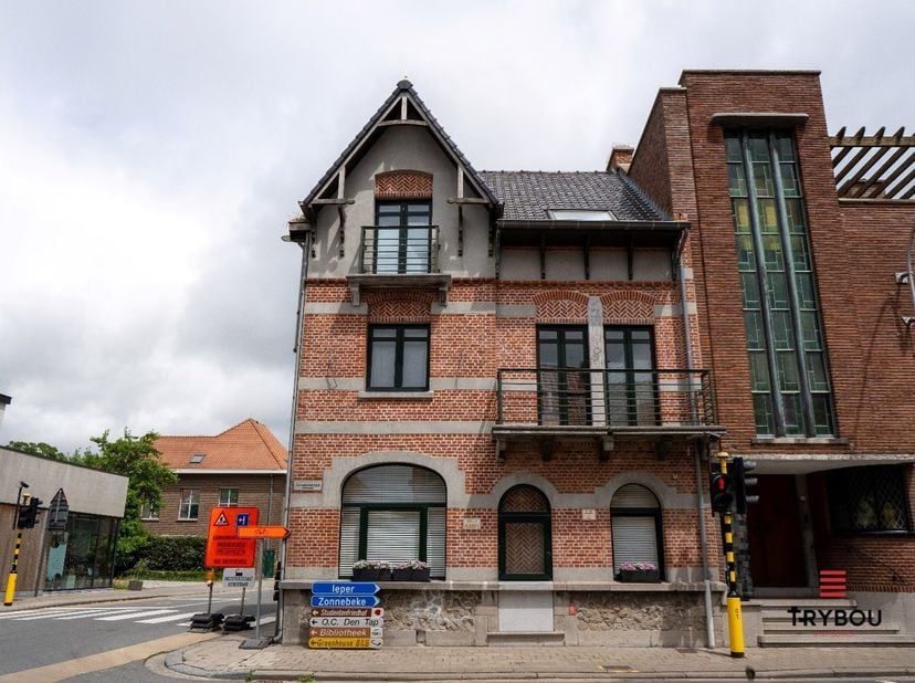 Ben je op zoek naar een recent, goed onderhouden appartement met veel ruimte en comfort? Dan is dit pand in de Poelkapellestraat 1A te Langemark-Poelk