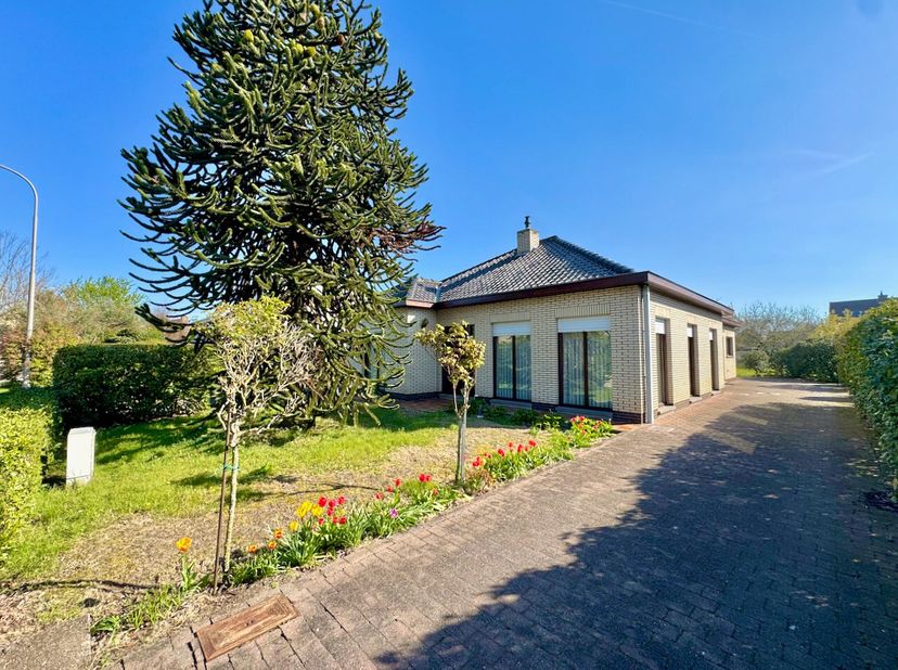 Deze ruime open bebouwing (bungalow) uit 1976, voorzien van een zeer grote dubbele garage met hoge inrijhoogte, bevindt zich in een rustige en bijzond