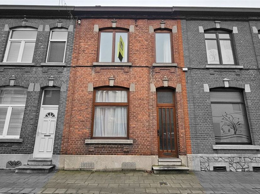 Prix: Offre à partir de 119.000 euros, frais d'agence non inclus et à charge de l'acquéreur.<br />
Maison à rénover comprenant: <br />
Sous-sol: Caves