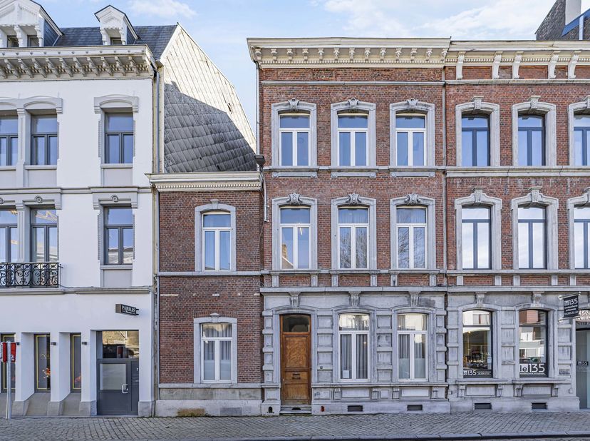 Zeldzame kans, karakteristiek gebouw van 321 m² gelegen in Guillemins. Ideaal voor een woongemeenschap, vrije beroepen of een groot gezin.  Begane gro