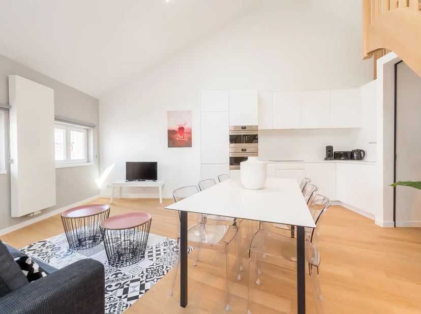 Ongemeubileerd duplexappartement met 3 slaapkamers te huur<br />
Ontdek dit prachtige duplexappartement met 3 slaapkamers, ideaal gelegen aan de Naams