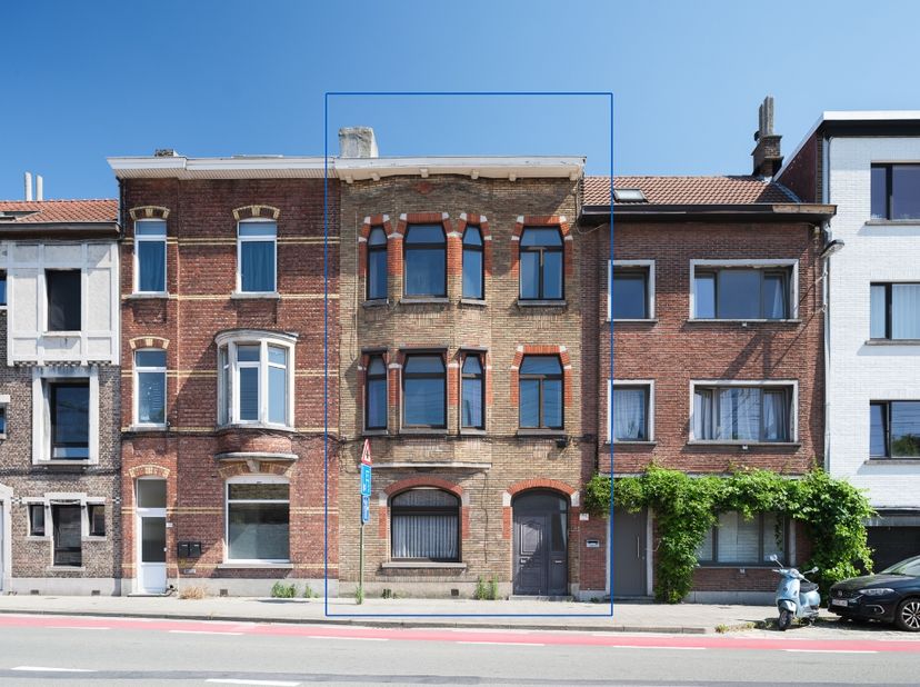 Maison à rénover offrant un beau potentiel et une façade de caractère à proximité de la gare de Gand-Saint-Pierre<br />
<br />
Caractère, espace et po