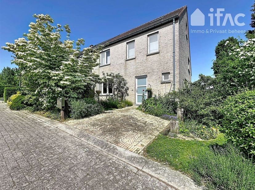 Maison 3 façades spacieuse dans un environnement calme !<br />
<br />
En entrant dans la maison, vous découvrez un hall d'entrée avec toilettes sépa