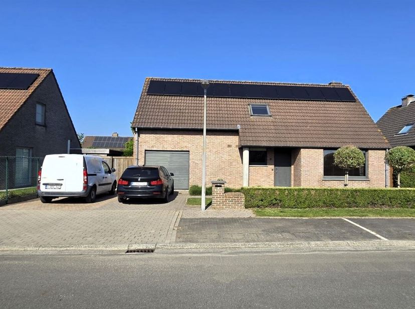 Alleenstaande woning te huur rustig gelegen in een kindvriendelijke buurt te Desselgem.<br />
Inkom met vestiaire en gastentoilet. De leef- en eetruim