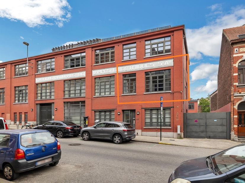 Gelegen in een bloeiende wijk tussen Tour &amp; Taxis en Gare Maritime vindt u deze instapklare loft van ca. 95 m², gevestigd in een voormalige lampenfabr
