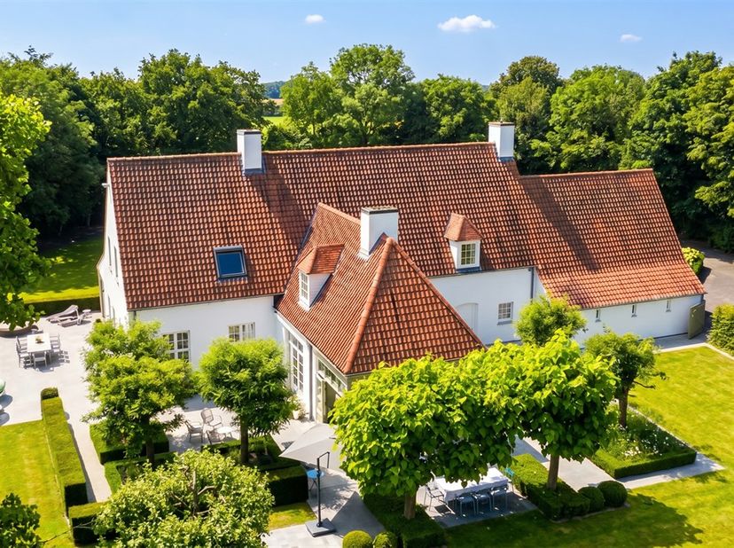 Belle villa rurale à Gullegem avec un potentiel exceptionnel<br />
<br />
Cette impressionnante maison familiale vous offre une occasion unique de v