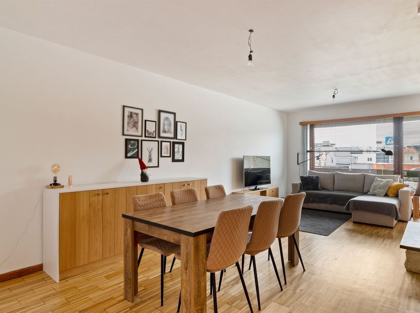 Prachtig instapklaar appartement (72m²) met 2 slaapkamers, gemeenschappelijke tuin en gedeelde oprit op toplocatie te Kontich!<br />
<br />
Ligging: