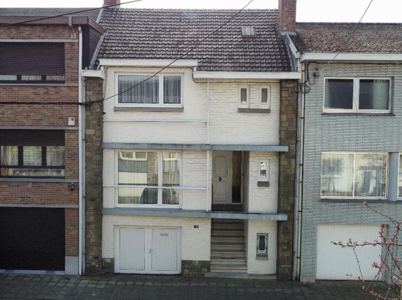 SPACIEUSE MAISON AVEC JARDIN &amp; GARAGE<br />
<br />
- SOUS OPTION -<br />
<br />
Belle maison deux façades située à Liège (Grivegnée).<br />
<br />
La