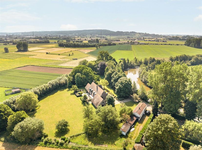 Midden het groen, in alle rust en omringd door natuur, bevindt zich deze uitzonderlijke villa met 5 slaapkamers op een unieke locatie aan een schilder