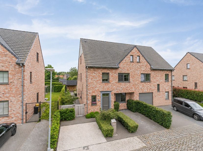 À vendre : maison semi-ouverte prête à emménager à Boortmeerbeek, à courte distance du centre.Cette maison clé en main, construite en 2019, allie des