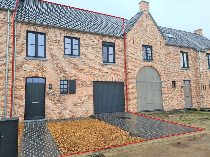 Prachtige nieuwbouw woning met 4 slaapkamers, tuin en zonnepanelen.<br />
<br />
Ligging: Deze prachtige nieuwbouw woning ligt gunstig gelegen in ee