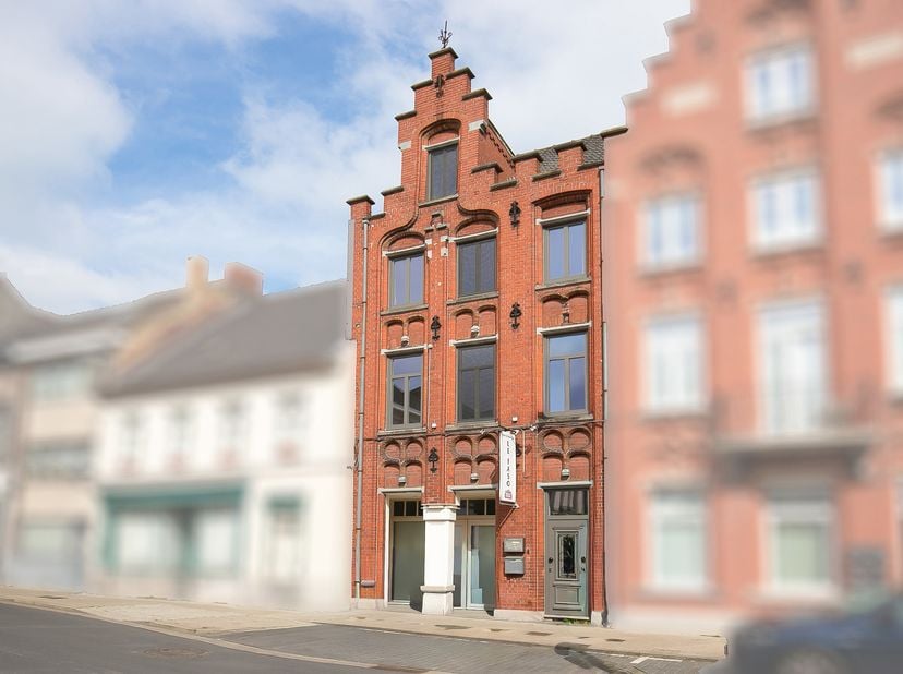 Startprijs: €299.000<br />
Dit karaktervolle gebouw geniet van een uitstekende ligging vlak bij het bruisende centrum van Torhout. Winkels, scholen, o