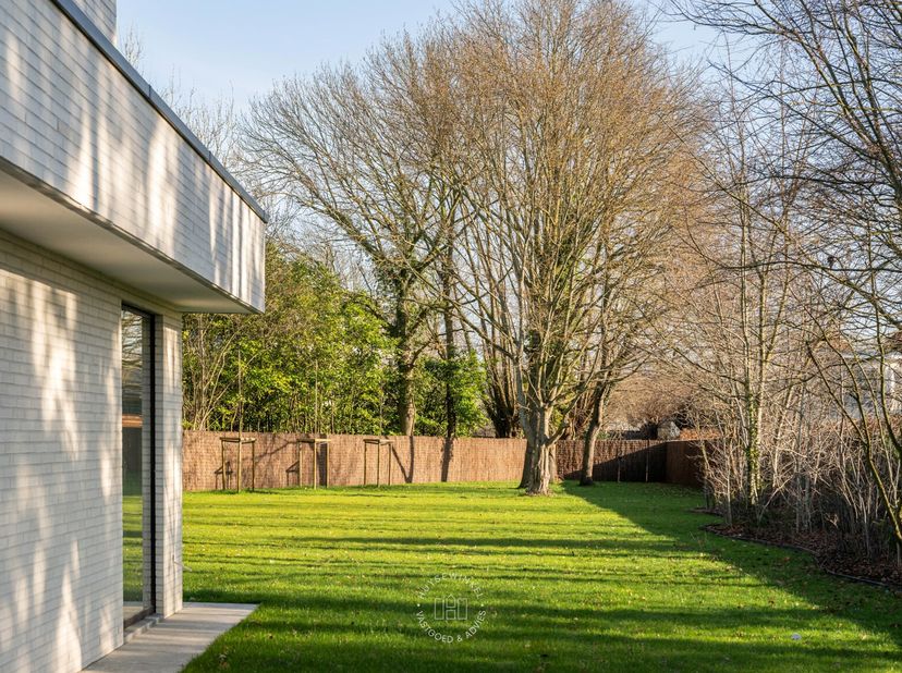 In de gegeerde Maaltemeers in Zwijnaarde verrijst deze hedendaagse nieuwbouwvilla op een mooi perceel van 1.025 m². De ligging combineert een aangenam