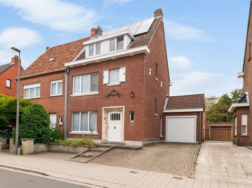 Gezinswoning met 4 slaapkamers, garage en tuin<br />
Deze gezinswoning met 4 slaapkamers biedt dankzij de ruime indeling, garage en tuin heel wat moge