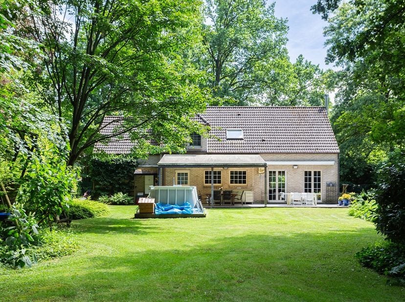In de rustige en groene Sint-Amelbergalei in Schoten bevindt zich deze charmante vrijstaande woning op een uitzonderlijk perceel van 2.180 m². Hier wo