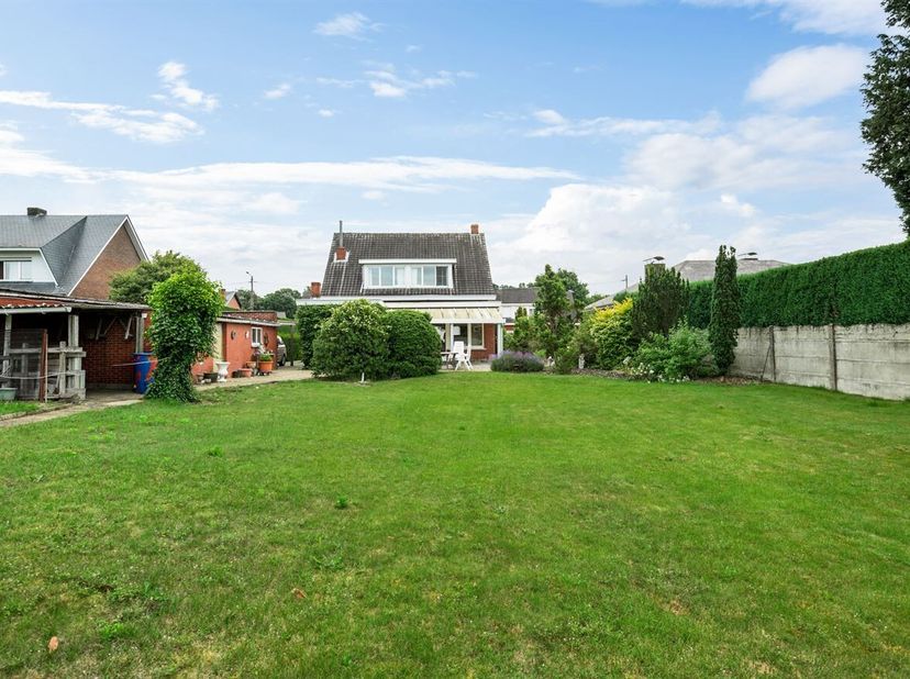 In de rustig gelegen Van Craeyenhemstraat 14 bevindt zich deze ruime te renoveren woning op een uitstekende locatie. U geniet hier van een rustige en