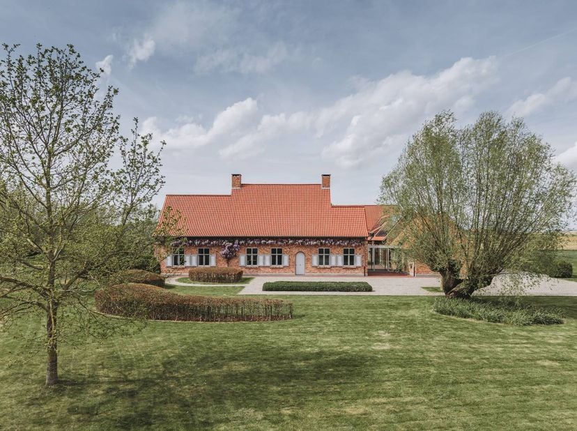 Maison de campagne exceptionnelle à vendre à Heuvelland. Cette magnifique propriété est idéalement située sur 1 hectare entre les collines flamandes.