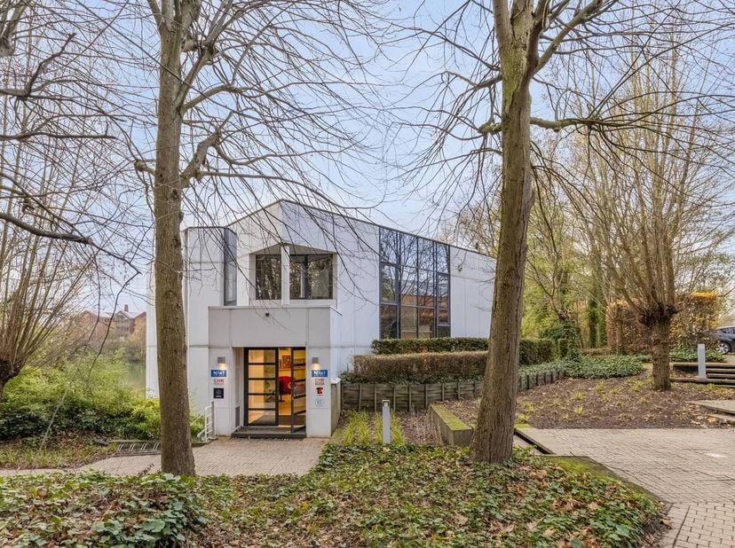 Een inspirerende locatie met vlotte bereikbaarheid tussen Antwerpen, Mechelen en Brussel. Klaar om je bedrijf hier te vestigen?<br />
<br />
Indeling: