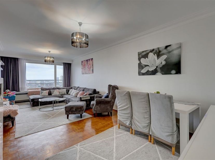 Zeer licht appartement met 2 terrassen staat te koop op de Rooiboslaan 74, niet ver van de Bist te Wilrijk.<br />
Dit appartement met 2 slaapkamers en