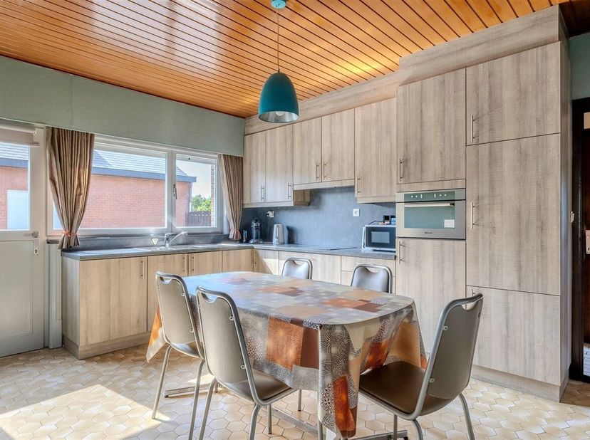 Laagbouwwoning met 3 slaapkamers op perceel van 700m².<br />
* Vrij bij akte !<br />
Indeling:<br />
- Kelder en kruipkelder;<br />
- Gelijkvloers: in