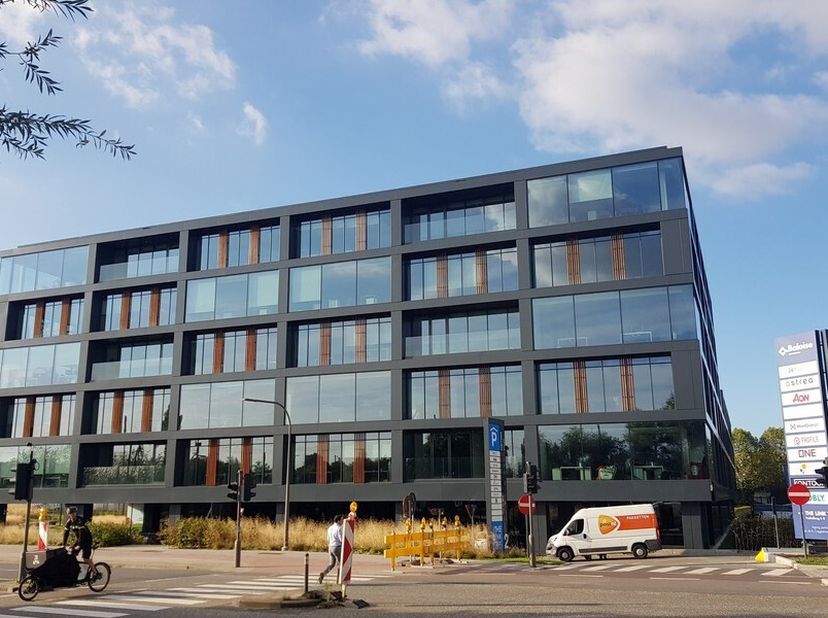 24m² gemeubelde kantoorruimte - mogelijkheid tot 6 werkposten (70euro/desk/maand en 35euro/membership/maand)<br />
Ligging: vlakbij Ring en E19; stati