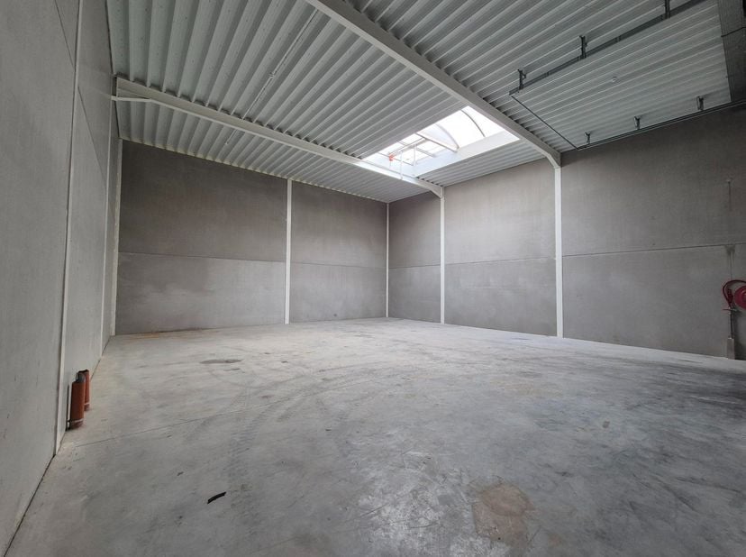 Bent u op zoek naar een ruime en functionele KMO-unit met een uitstekende bereikbaarheid?<br />
Deze nieuwbouw casco unit van 168 m² in het Hélécine G