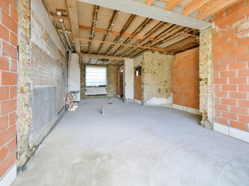 Welkom in deze woning gelegen in de Amersveldestraat 193 te Kortemark, een opportuniteit voor wie op zoek is naar een project dat volledig naar eigen