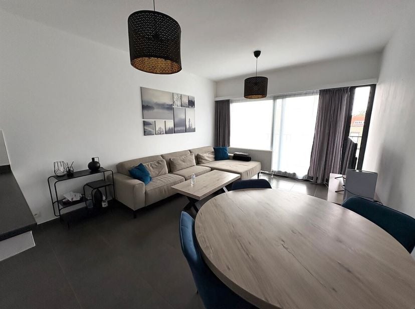 Appartement gelegen op centrale locatie op tweede verdieping met autostaanplaats <br />
Ligging: <br />
Centraal gelegen met winkels, scholen en openb