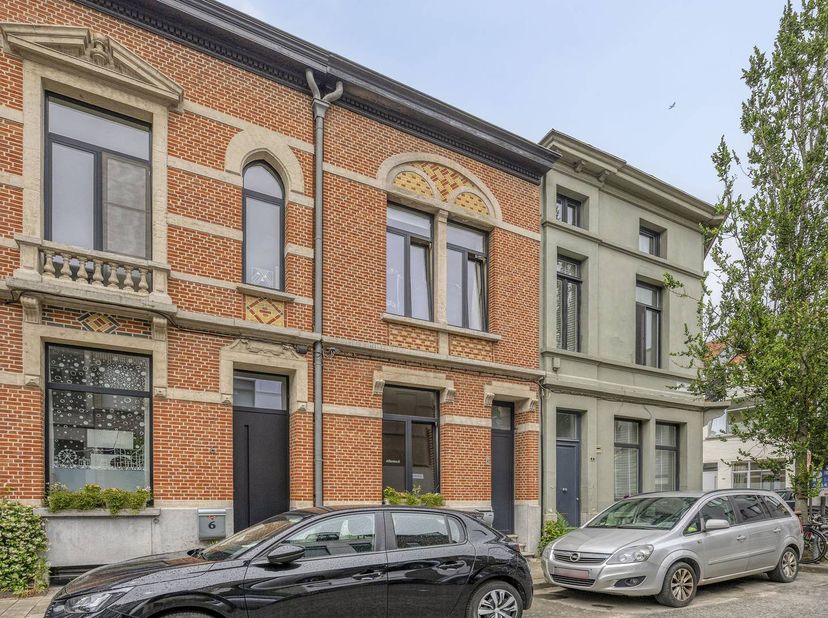 Cette maison à vendre est située au sud d'Anvers sur De Braekeleerstraat, une rue à sens unique dans un quartier calme, près du centre d'Anvers. Les r