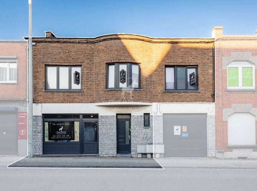 Mooi opbrengsteigendom met 3 eenheden te koop in Montignies-sur-Sambre<br />
Referentie van het agentschap: V6031-1705<br />
Virtueel bezoek: https://