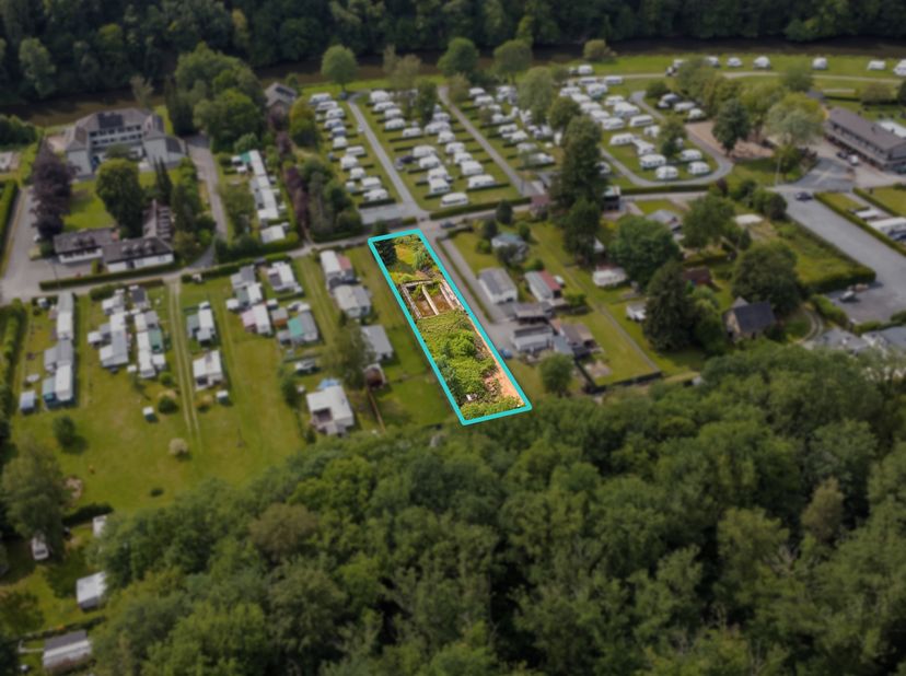 Situé dans le charmant village de Bohan, à proximité immédiate de la Semois, ce terrain de loisir de plus de 10 ares vous offre un cadre naturel excep