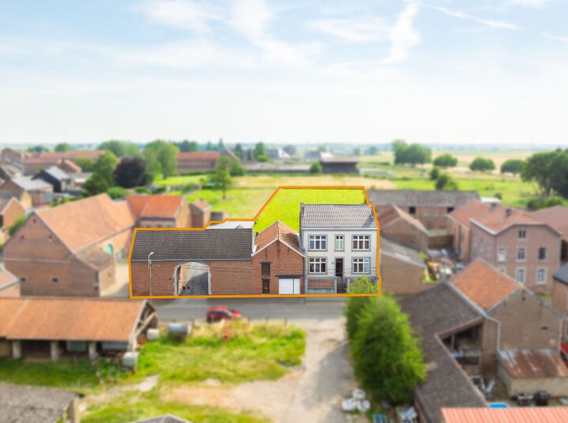 Magnifique ensemble immobilier actuellement comprenant 2 appartements (+/- 106 et 123m² daprès PEB), granges, dépendances et fenils pour un total de +