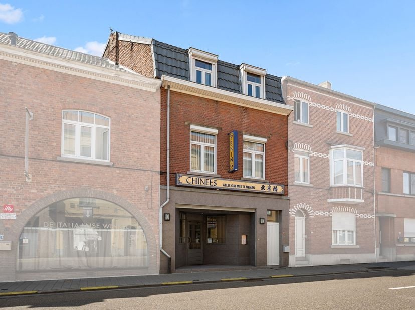 Ontdek dit veelzijdige pand in het centrum van Tienen, ideaal voor de ondernemer die wonen en werken wil combineren. Winkels, scholen en openbaar verv