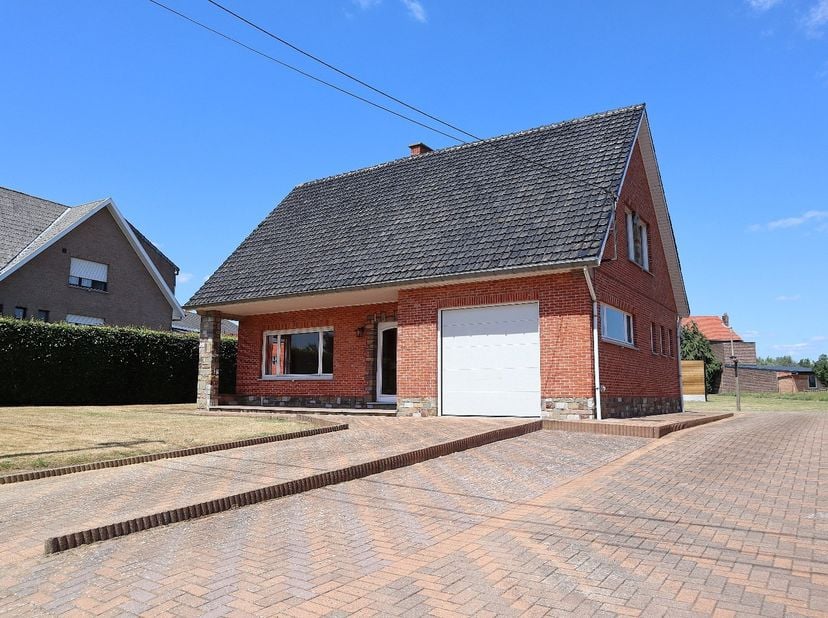 Deze charmante open bebouwing, gelegen in het rustige en groene Neerlinter, biedt alle comfort voor wie op zoek is naar ruimte, licht en rust. De woni
