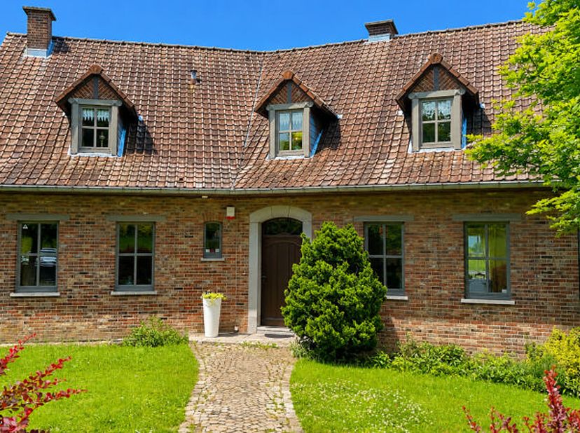 Magnifique et vaste villa de caractère réalisée avec des matériaux de qualité (+/- 307m² daprès PEB) 6 chambres, parking, jardin et terrasse avec vue